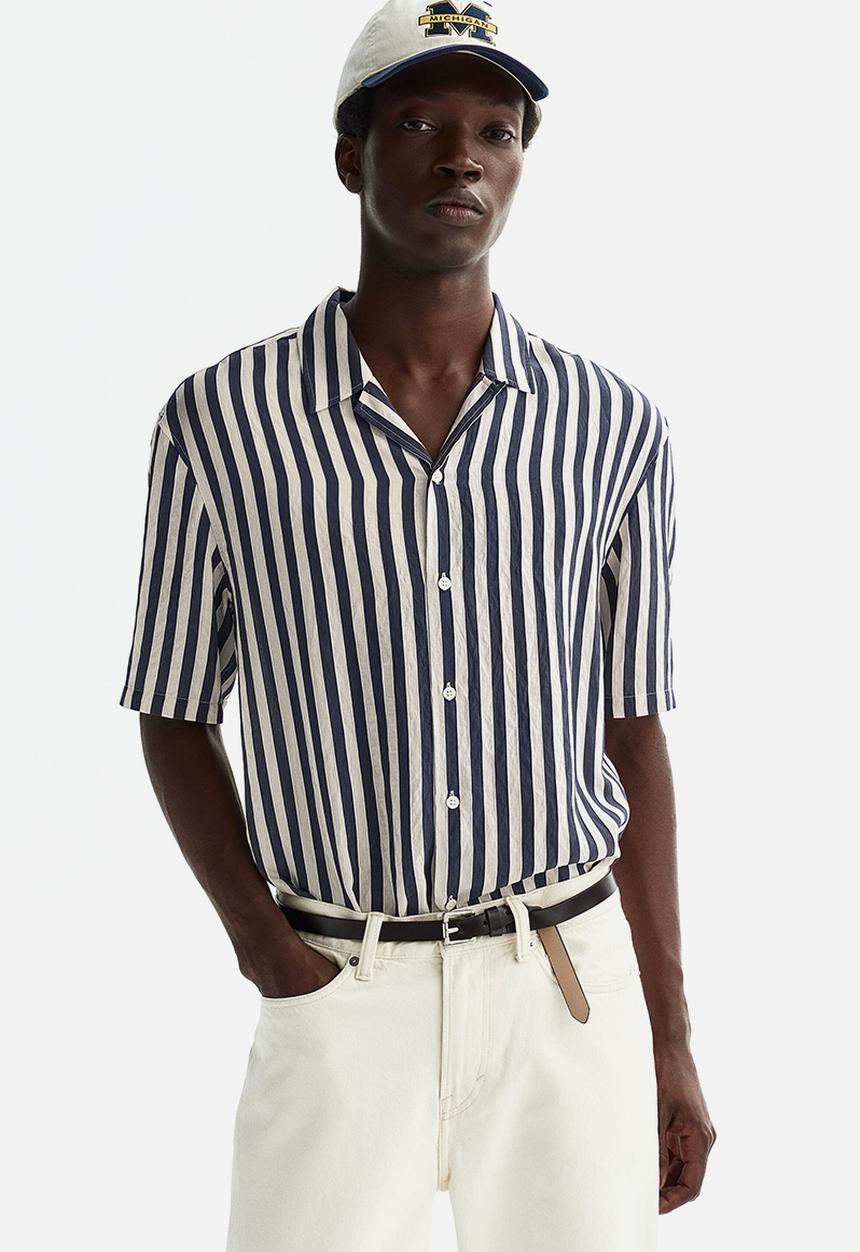 H&M - Relaxed fit resort shirt - navy blue/striped