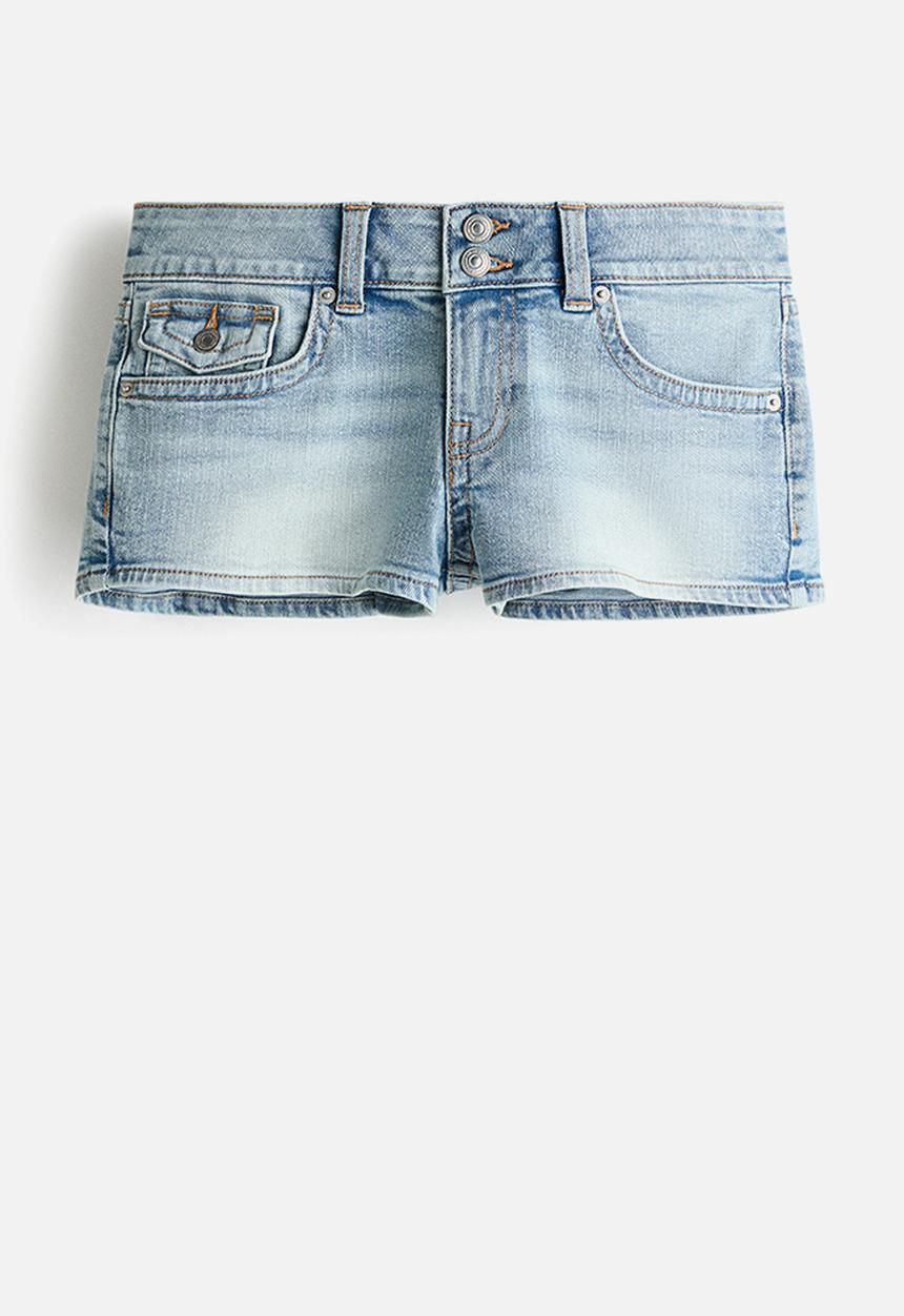 H&M - Low-waisted mini denim shorts - light denim blue