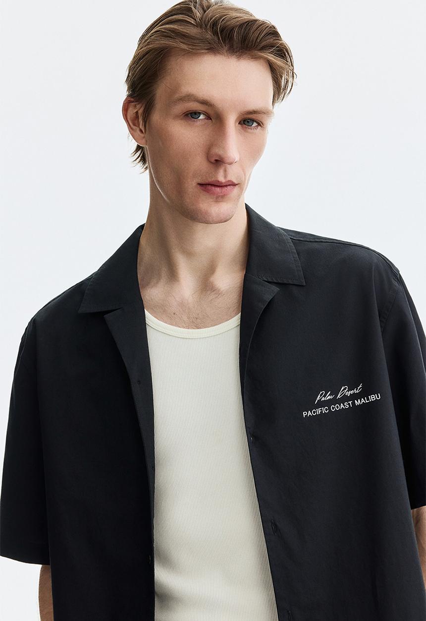 H&M - Relaxed fit printed resort shirt - black/palm desert