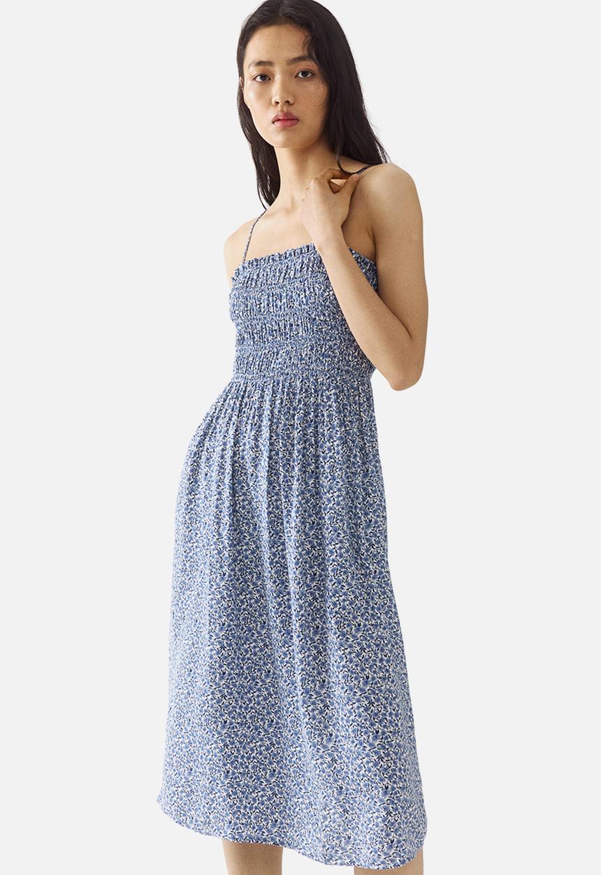 H&M - Smocked strappy dress - blue/floral