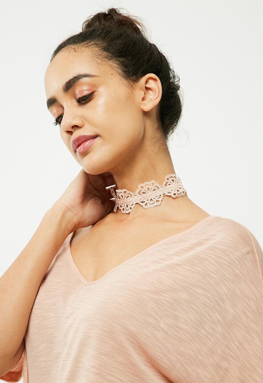 Vero Moda - Rosie tee with lace choker