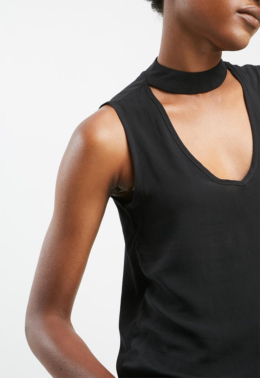 dailyfriday - Sleeveless choker blouse