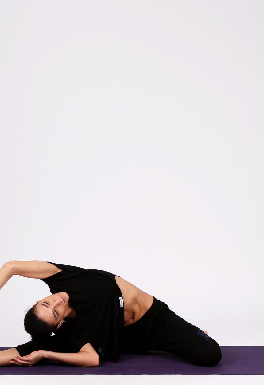 Yoga Utopia - Pretzel Yogawear Cross Top – Black