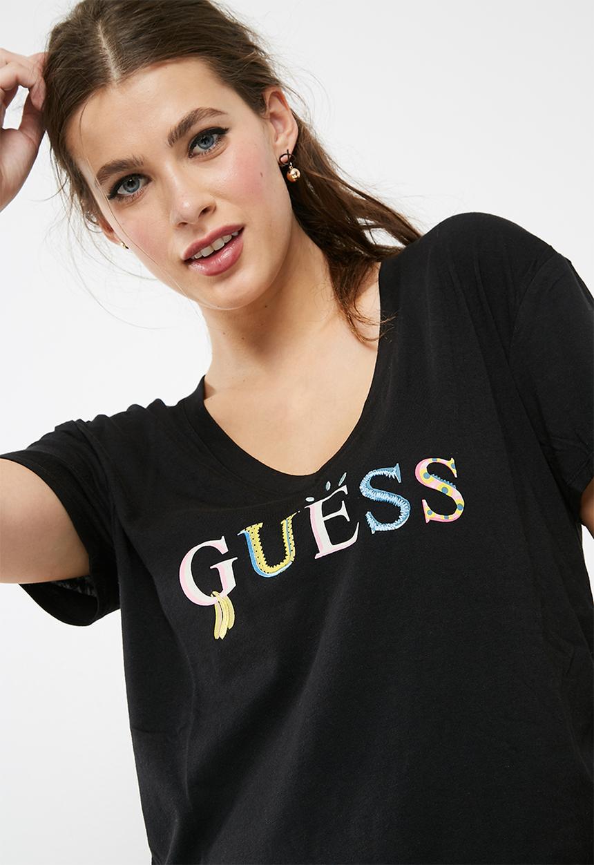 GUESS - Cheeky boyfriend V-neck tee