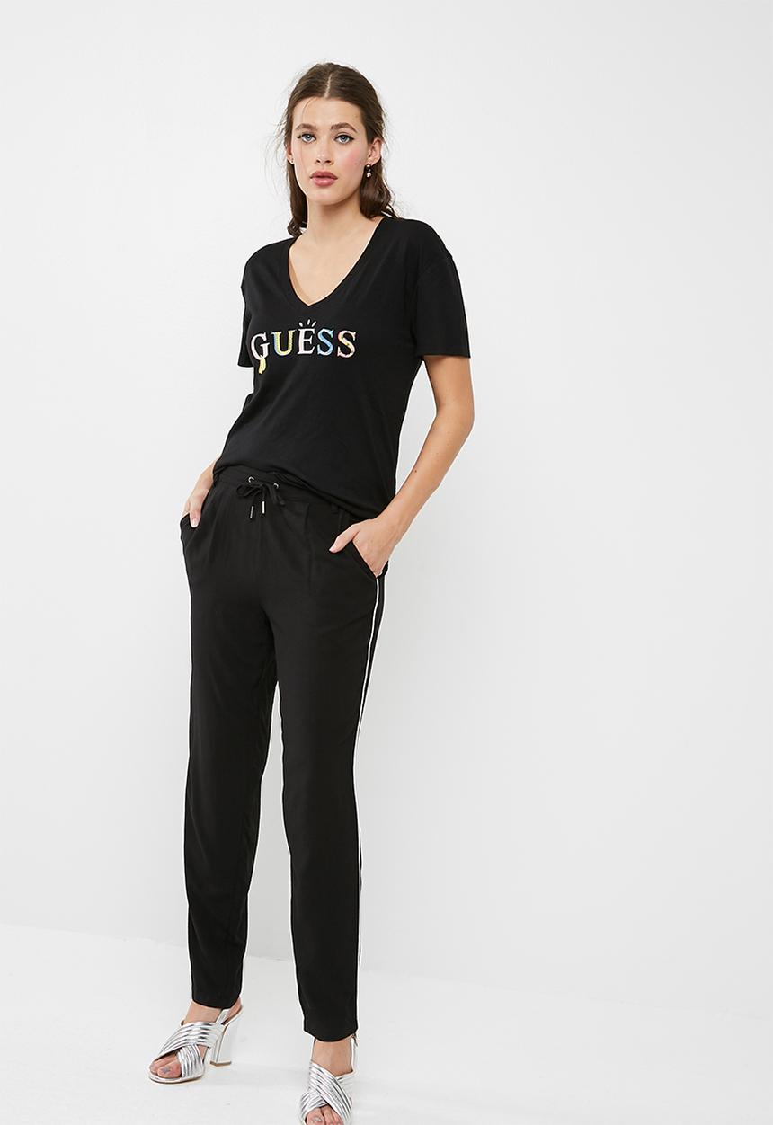 GUESS - Cheeky boyfriend V-neck tee