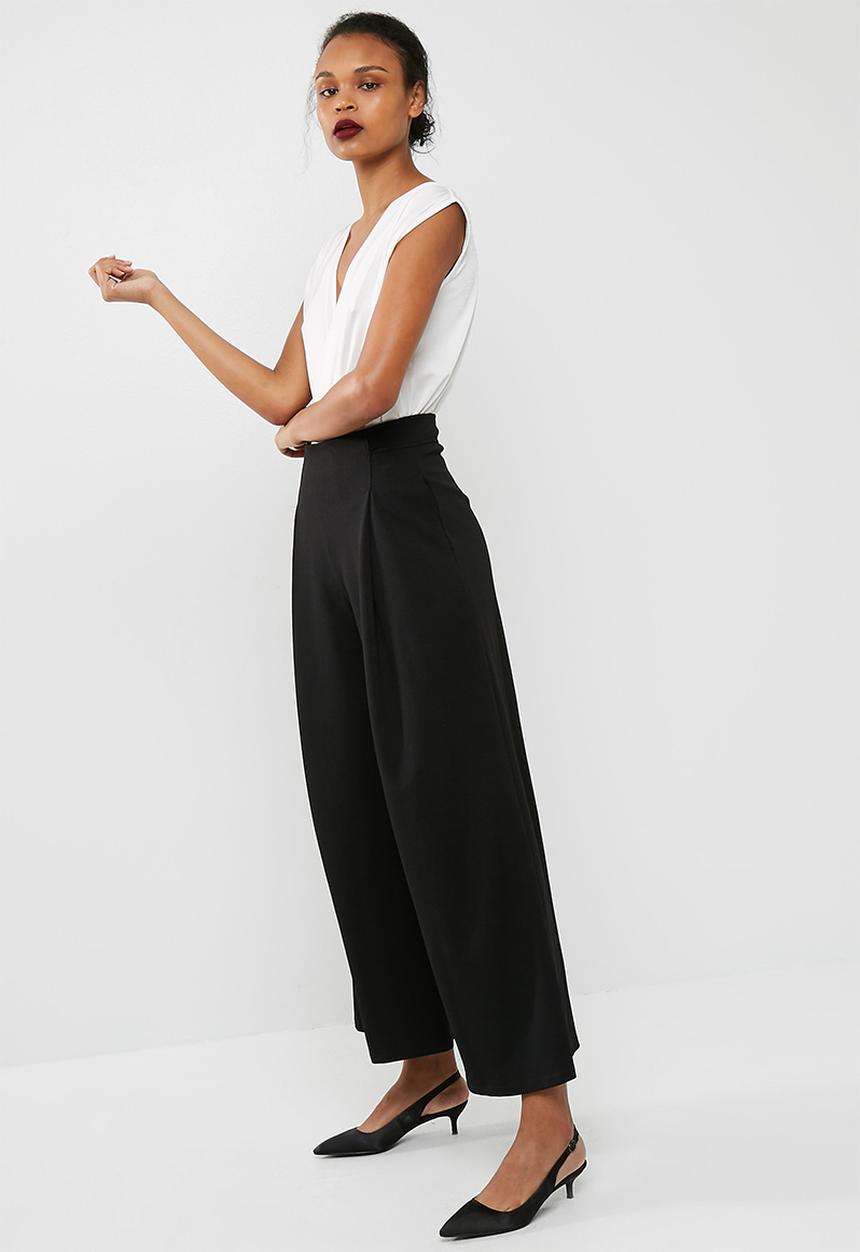Missguided - White deep plunge pleat detail sleeveless bodysuit