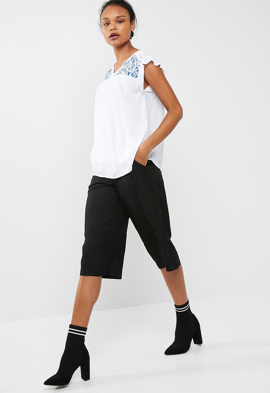 Cotton On - Stella broderie top