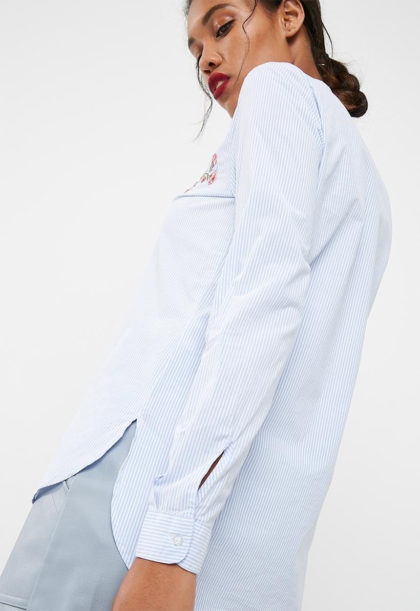 Jacqueline de Yong - Butterfly embroidered shirt