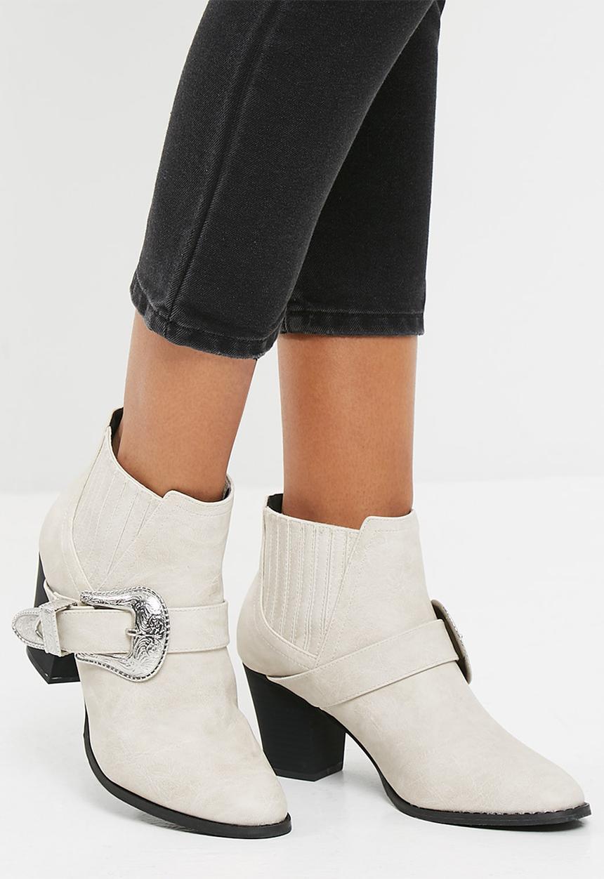 Missguided - Large buckle western chelsea boot
