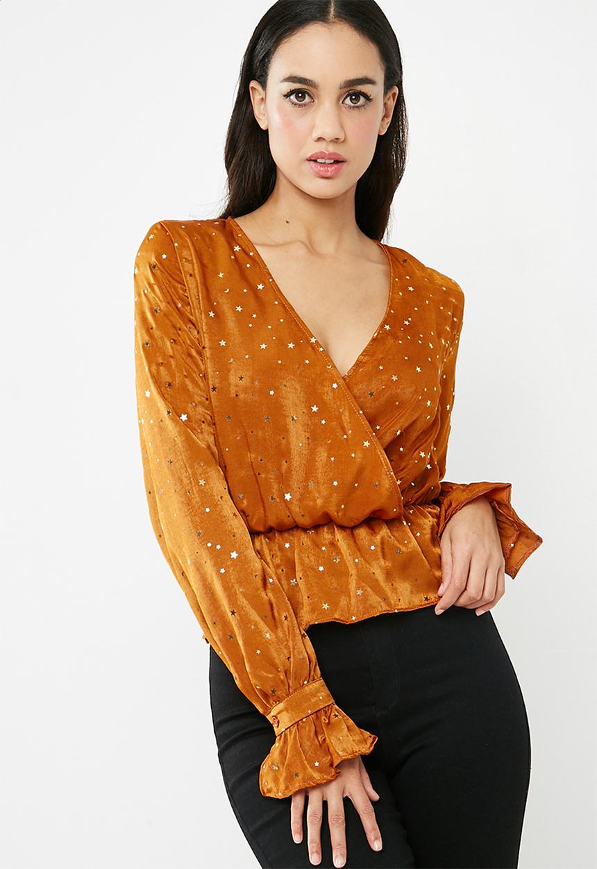 Missguided - Satin gold star detail long sleeve top
