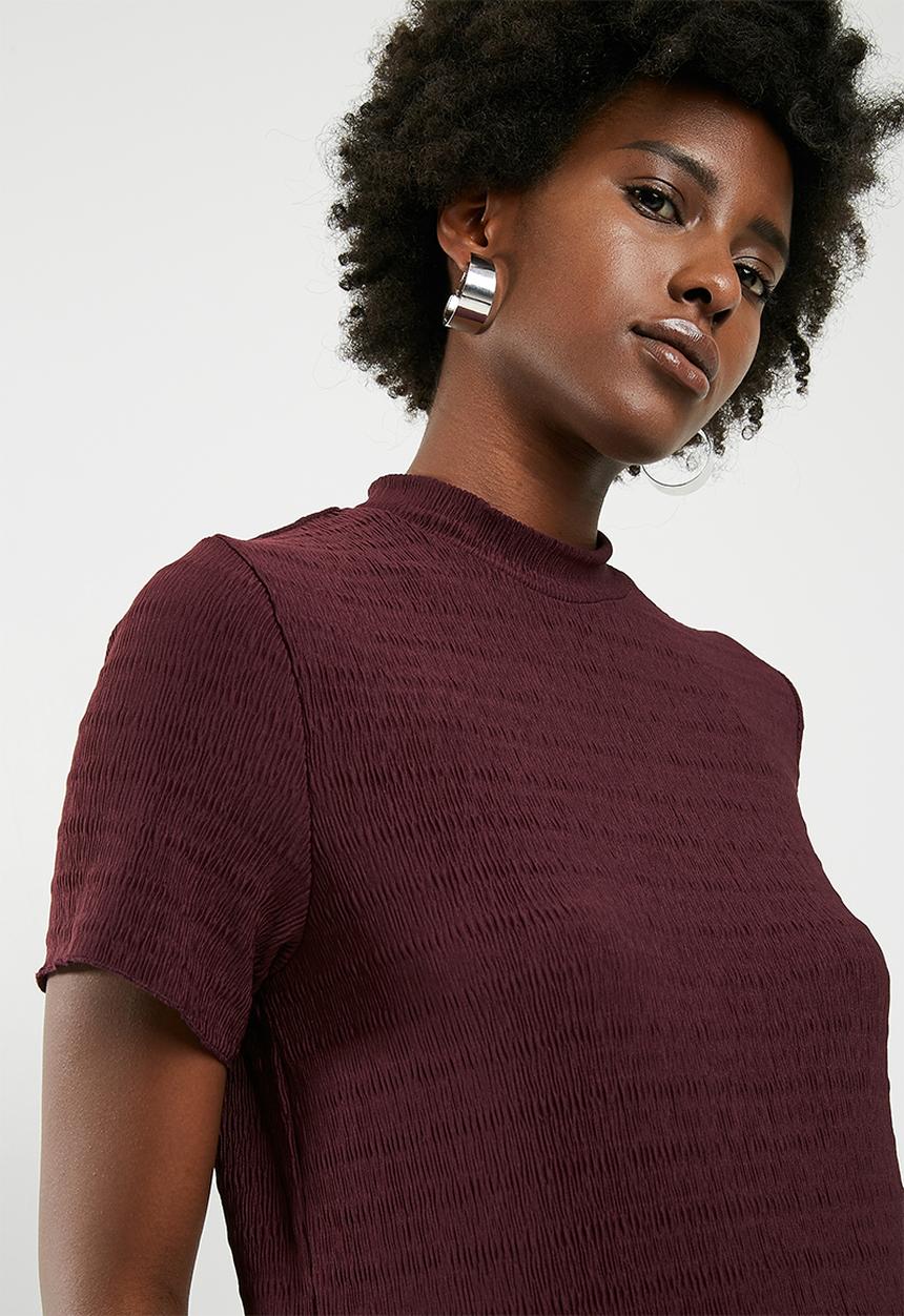 Jacqueline de Yong - Joan short sleeve highneck top - burgundy