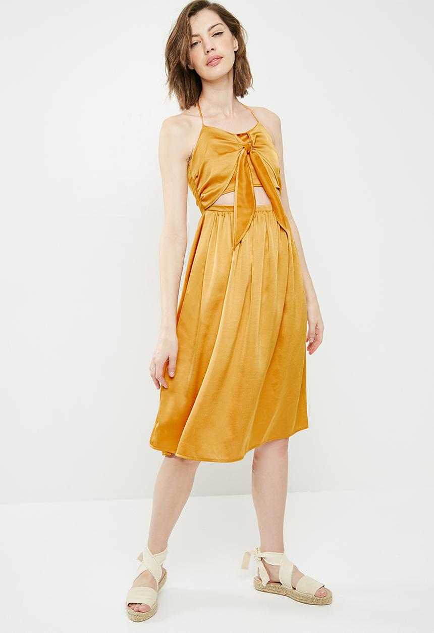 Missguided - Satin halterneck cut out midi dress - gold 