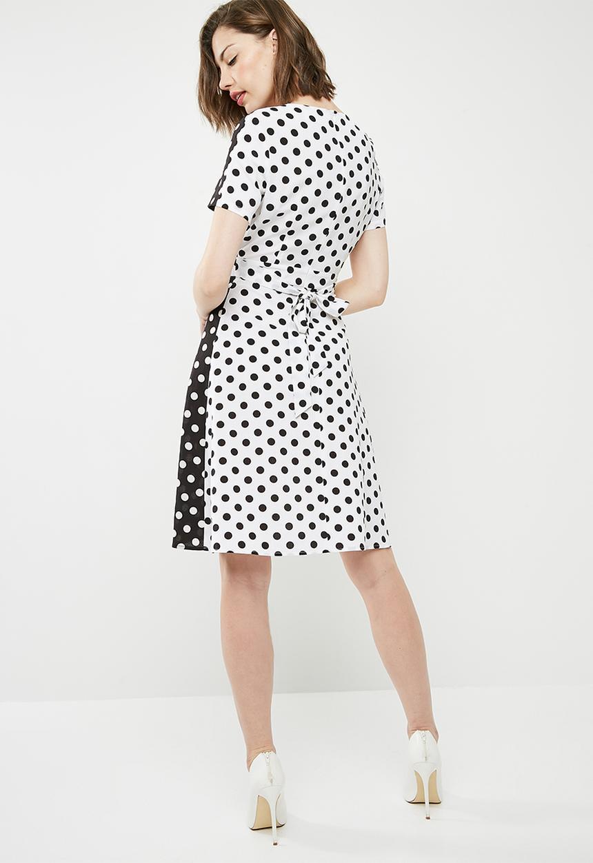 Missguided - Contrast wrap over tie waist mini dress - black & white 