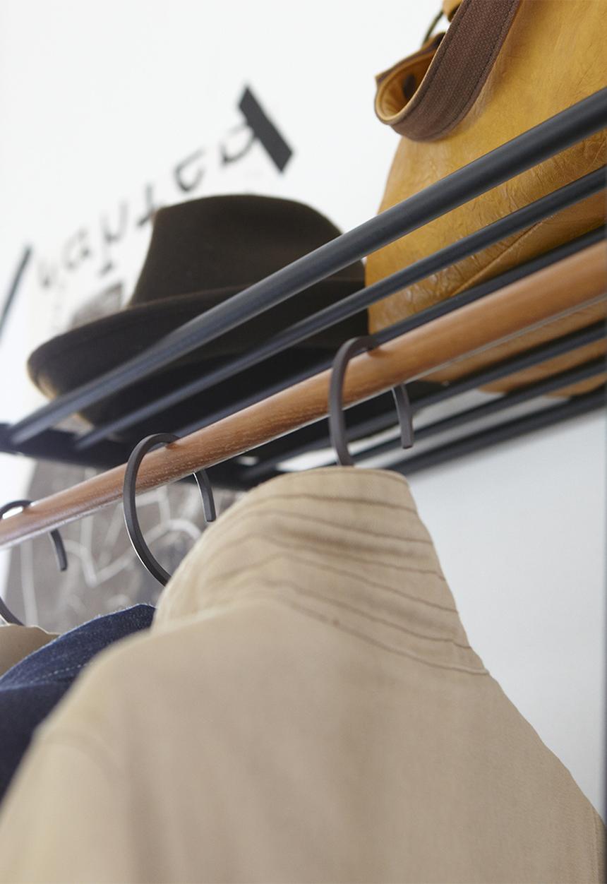 Yamazaki - Tower leaning rail with shelf - black