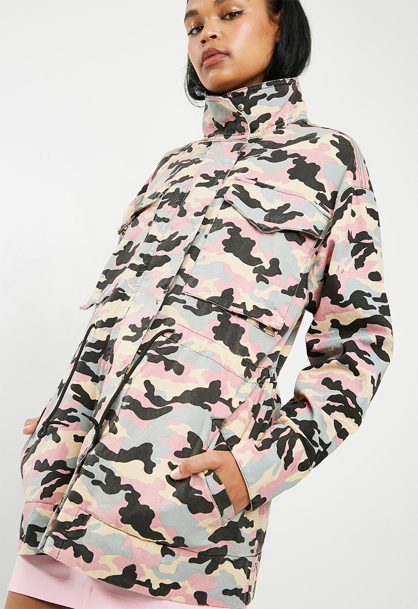 Missguided - Barbie logo camouflage jacket - multi 
