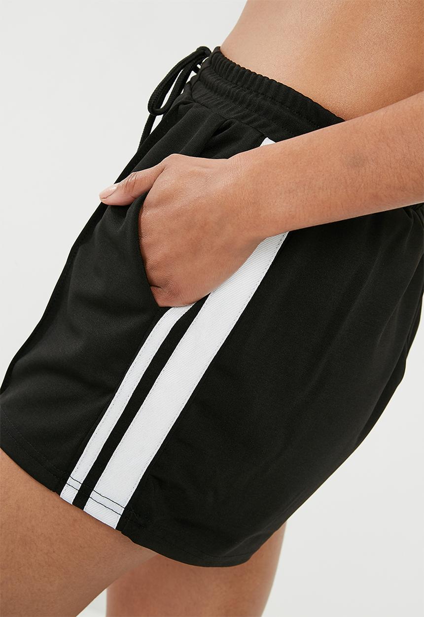 Missguided - Side stripe runner shorts - black 