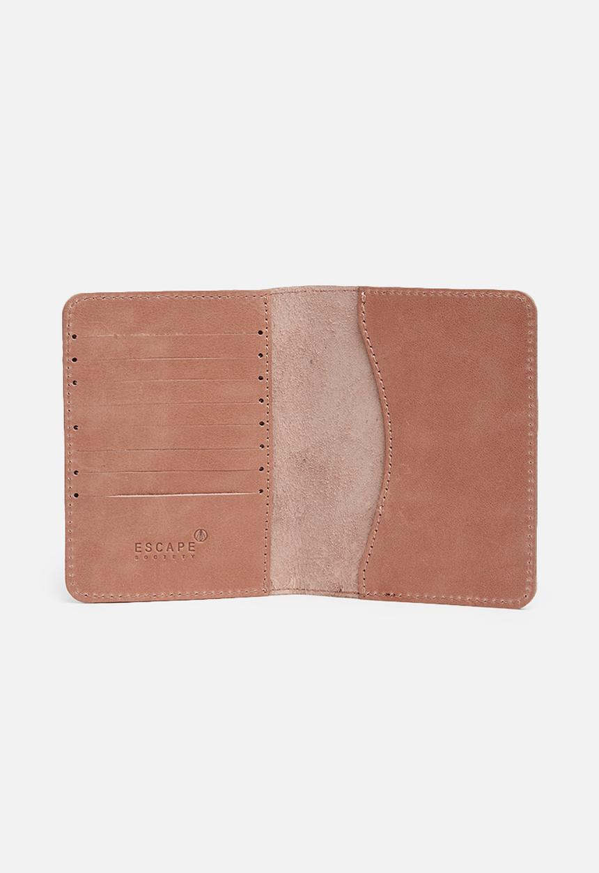 Escape Society - Leather passport holder - dusty pink