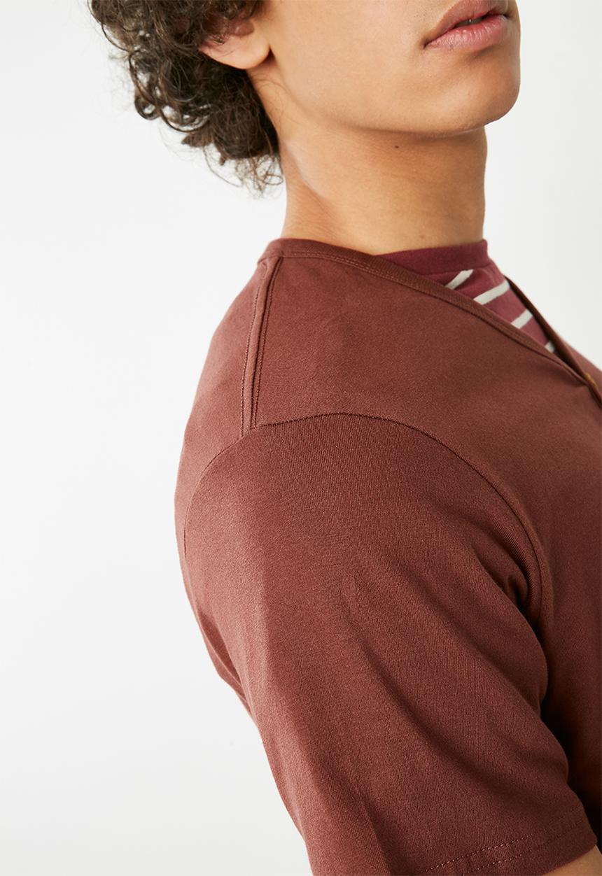 Cotton On - Essential Henley Tee - brown 