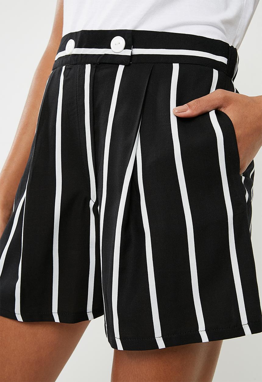 Superbalist - Button detail short - black & white 