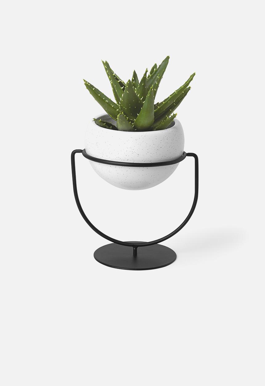 Umbra - Nesta planter - black & white