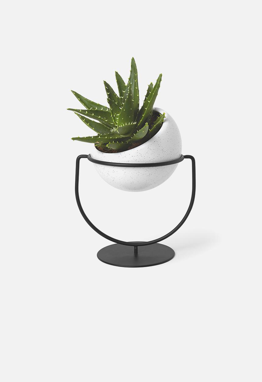 Umbra - Nesta planter - black & white