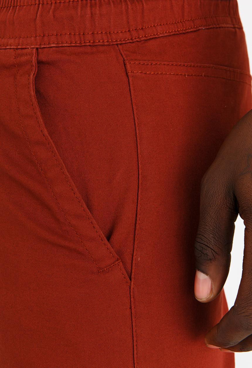 STYLE REPUBLIC - Raw Edge Skinny Leg Short Maroon