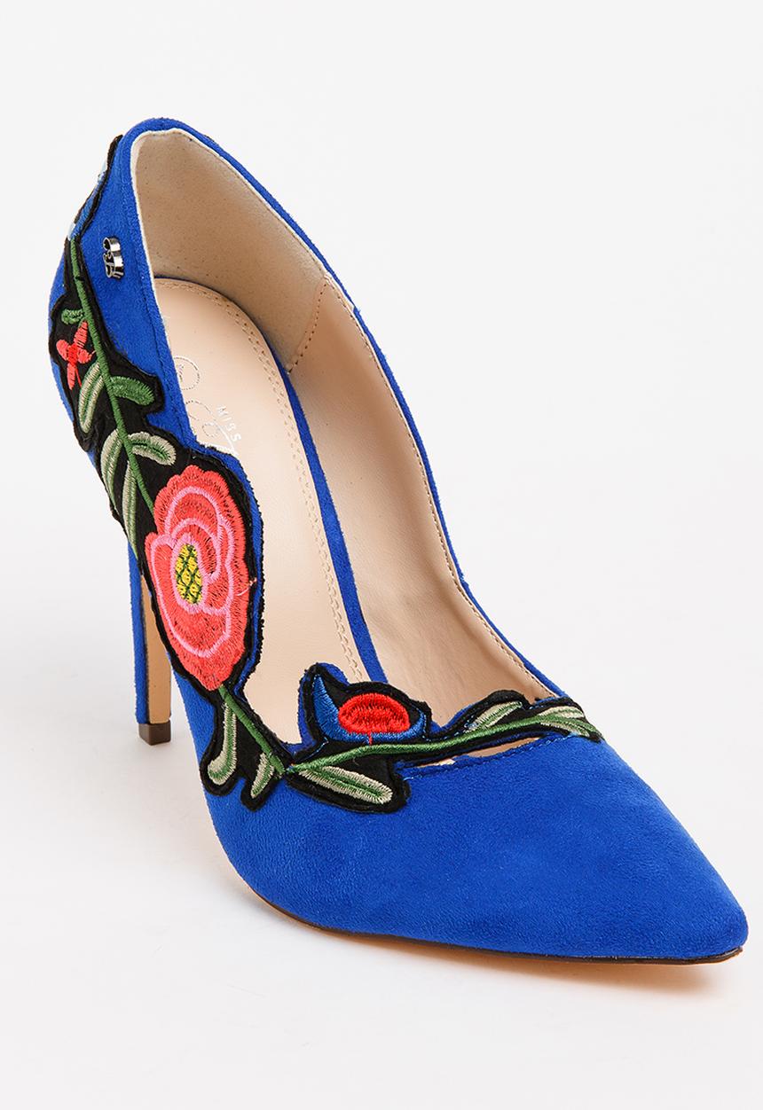 Miss Black - Sam Courts Blue