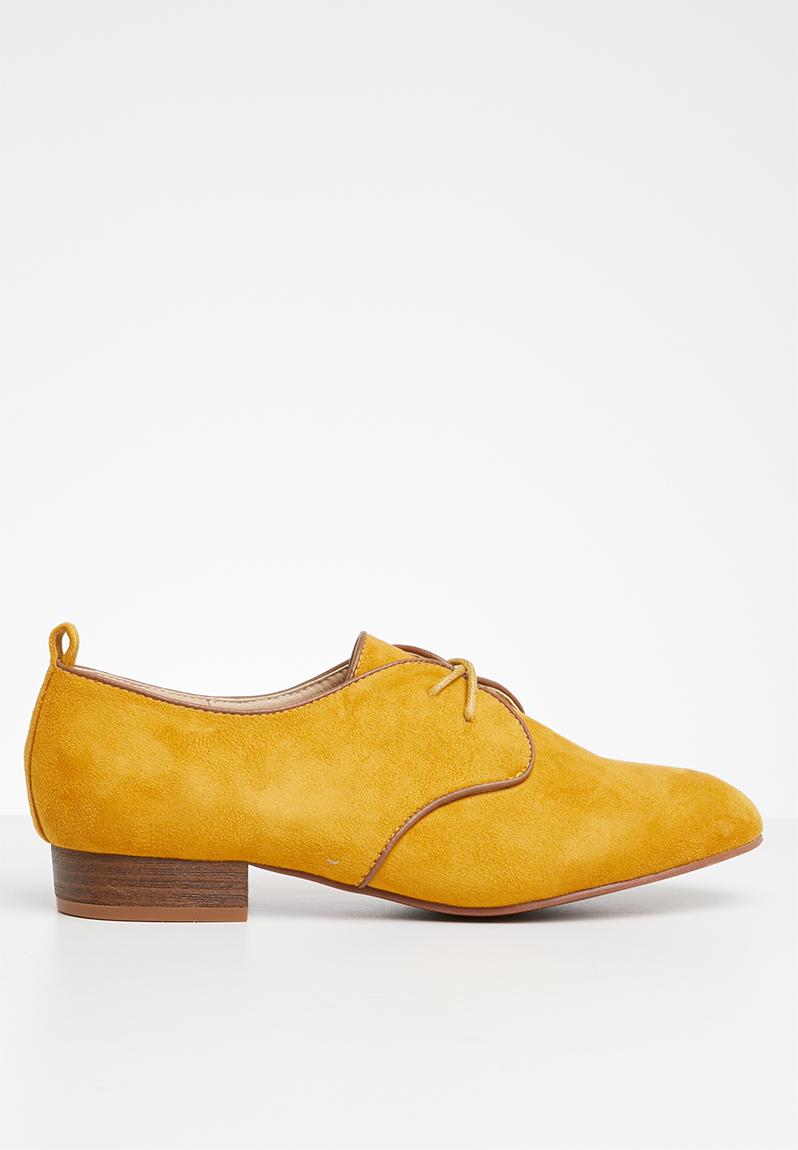 mustard pointed flats
