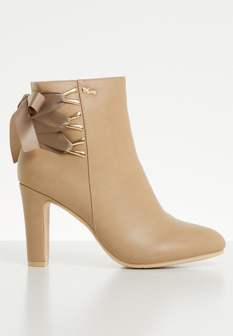 pointed block heel boot
