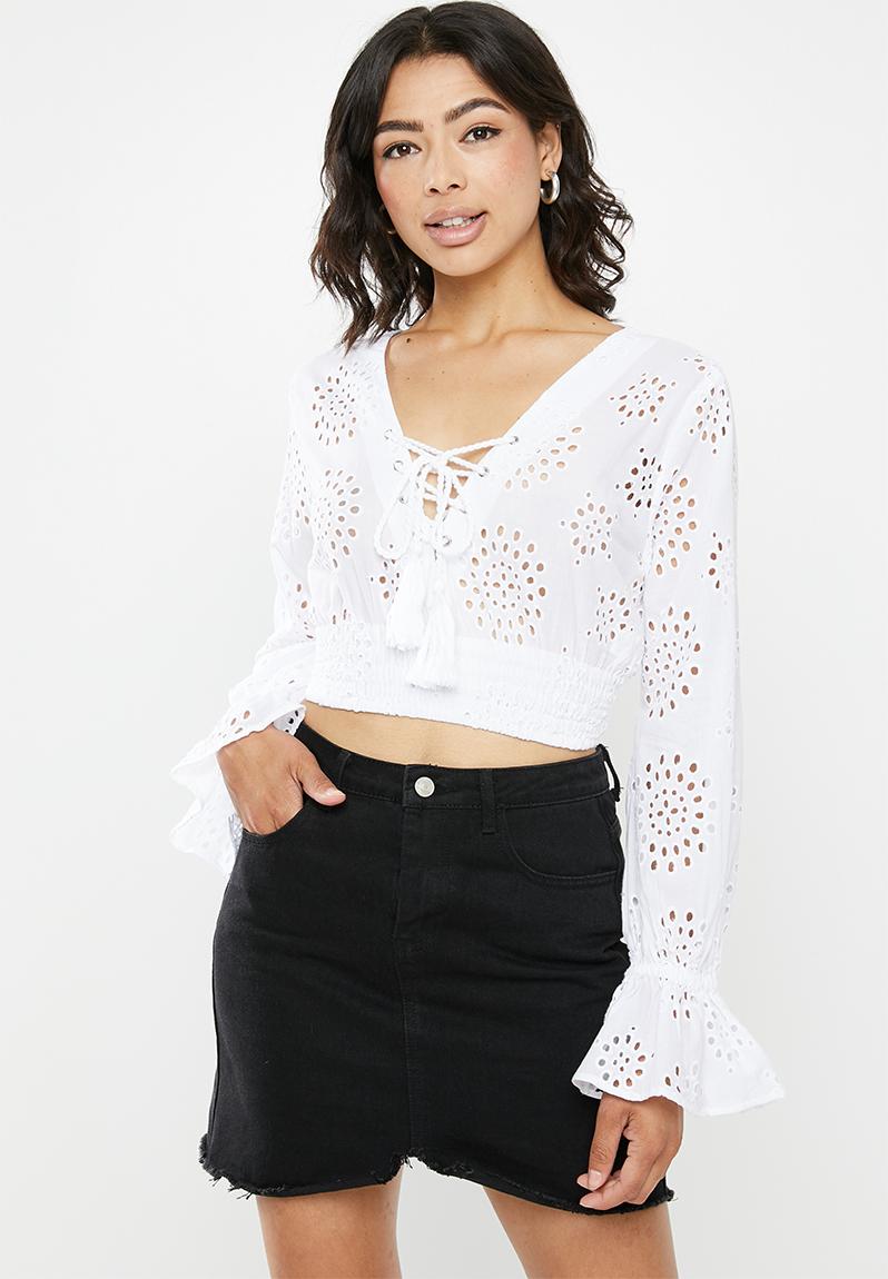 Broderie anglais lace up crop top - white Missguided Blouses ...