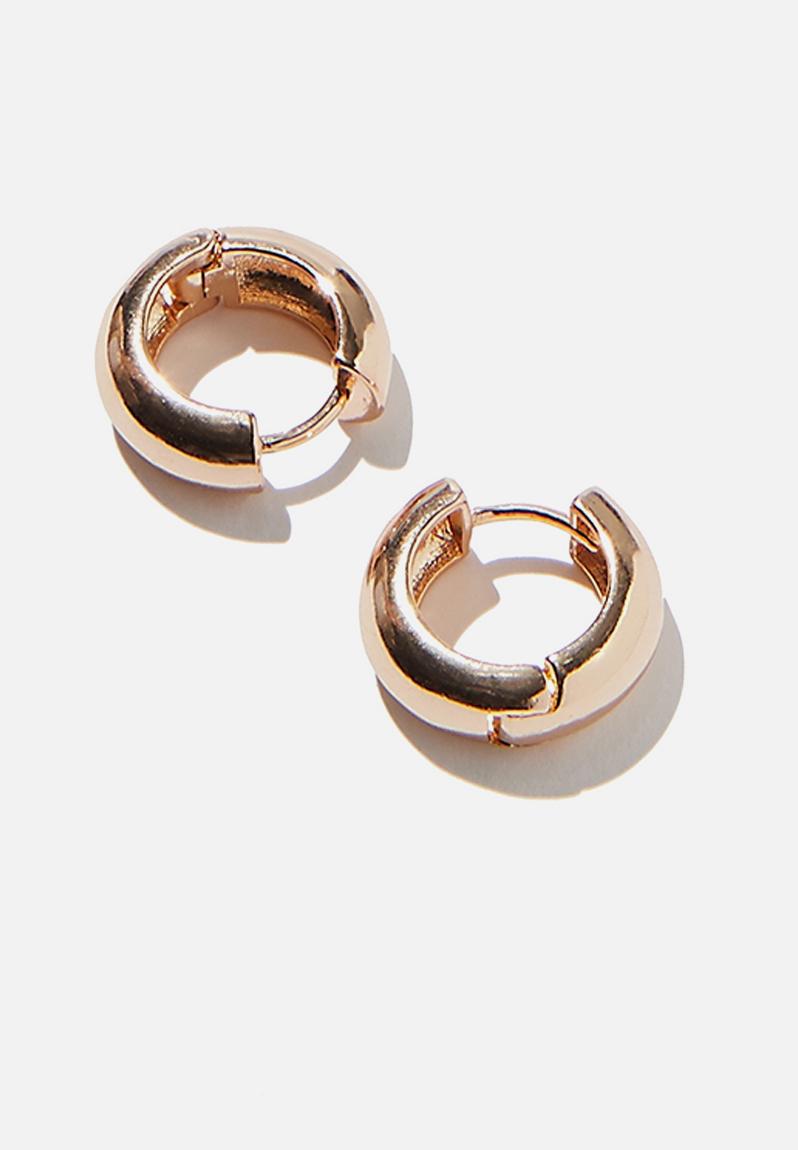 chunky gold huggie hoops