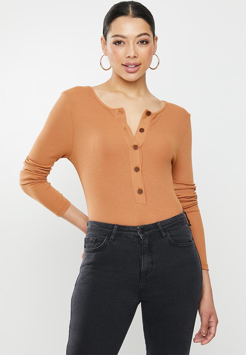 Ribbed button up bodysuit - brown Missguided T-Shirts, Vests & Camis ...