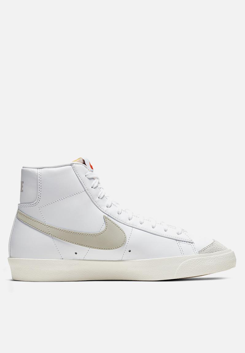 Blazer mid '77 vntg - bq6806-106 - white/light bone-sail Nike Sneakers ...