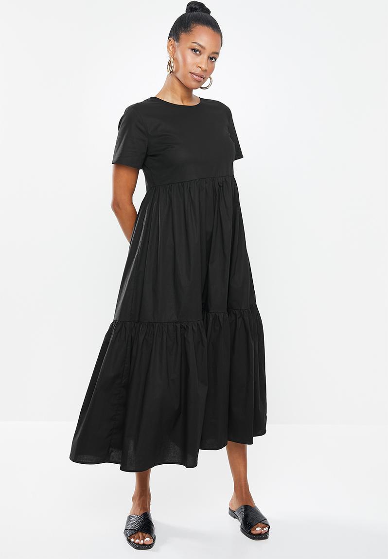 Petite Short sleeved tiered midi dress - black Glamorous Dresses ...