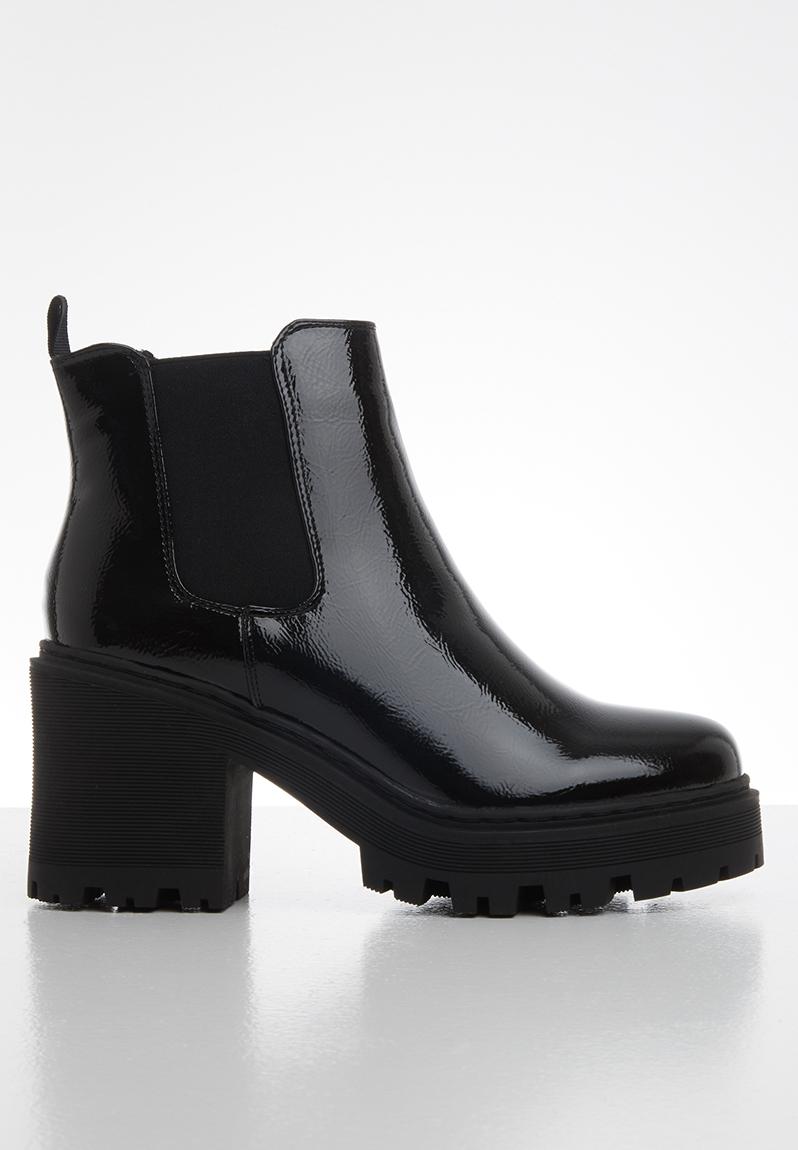 missguided chunky sole chelsea boot in black