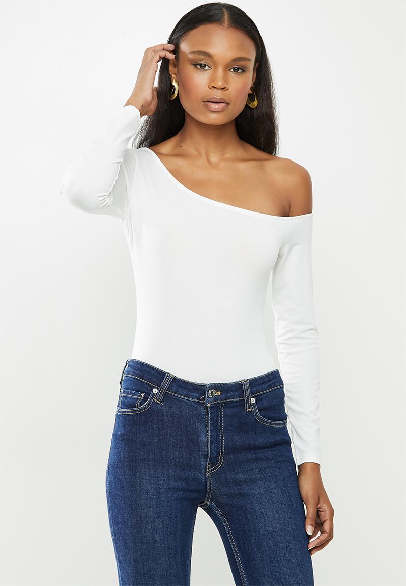 Asymmetric one shoulder long sleeve bodysuit - ivory MILLA T-Shirts ...