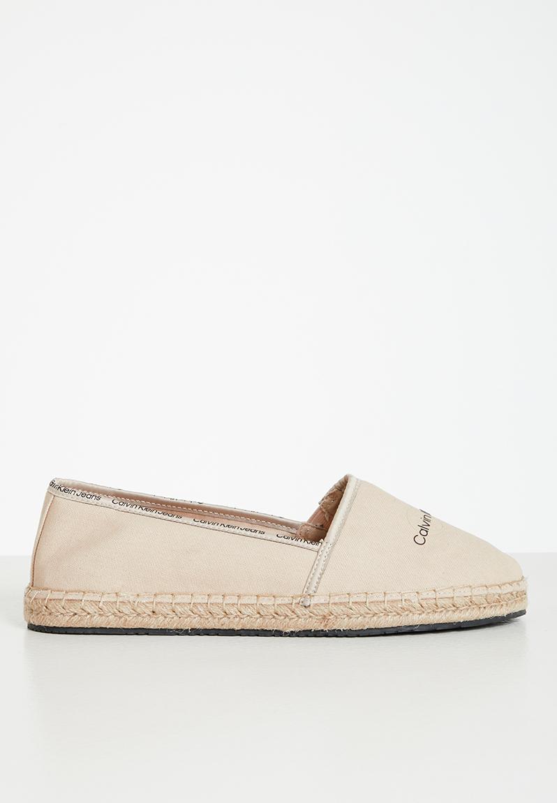 Esparille monogram - tuscan beige CALVIN KLEIN Pumps & Flats ...