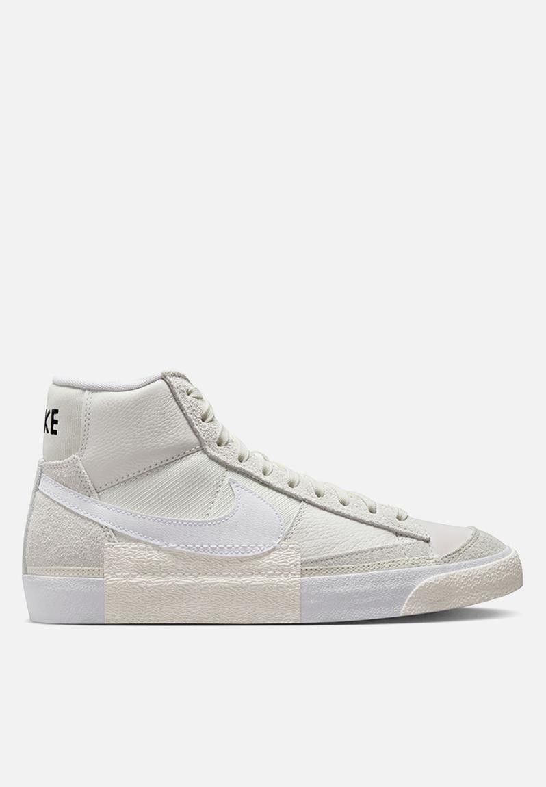 nike blazer 77 trainers in white and stone