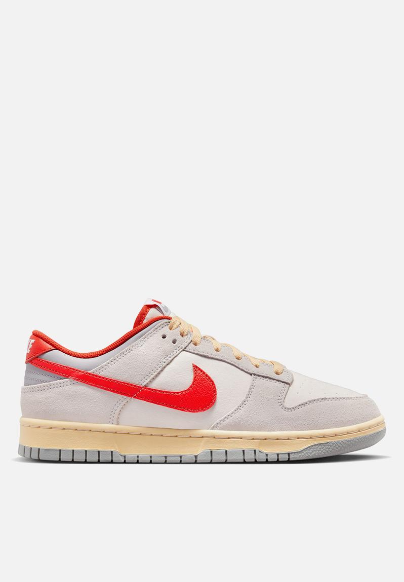 Nike Dunk low se - FJ5429-133 - sail/picante red-photon dust Nike ...