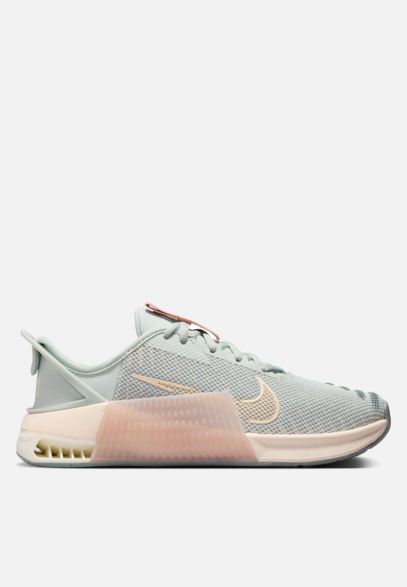 Metcon 9 Flyease - Dz2540-002 - Light Silver/Pale Ivory-Guava Ice Nike ...