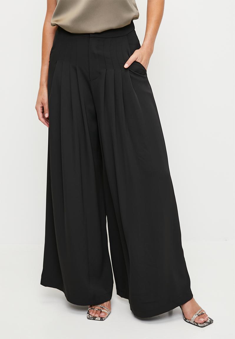 Sewn in pleated pants - black