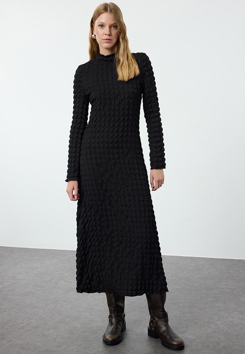Modely Women's Elegant Knitted Black Color Block Pleated A-Line Dress Maxi