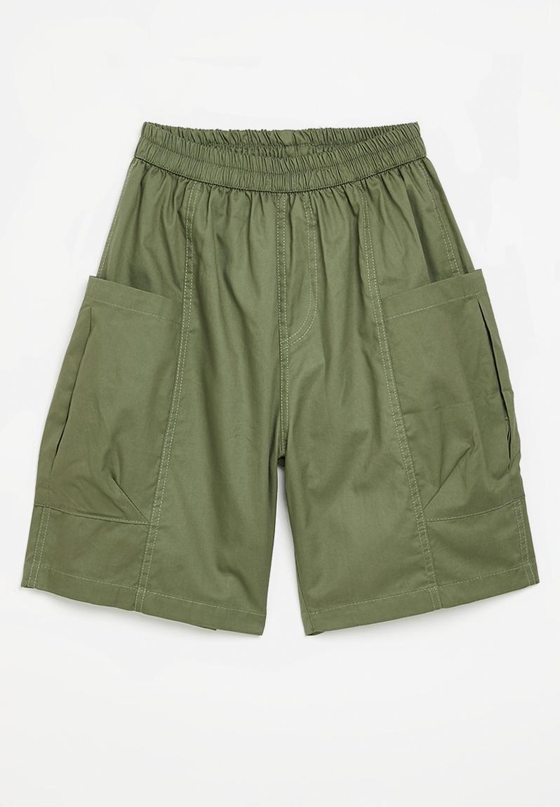 Panelled shorts with large inverted pleat pockets - khaki green