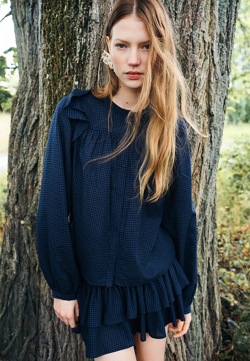 Flounce-detail blouse - dark blue/gingham check - 1300844003 H&M