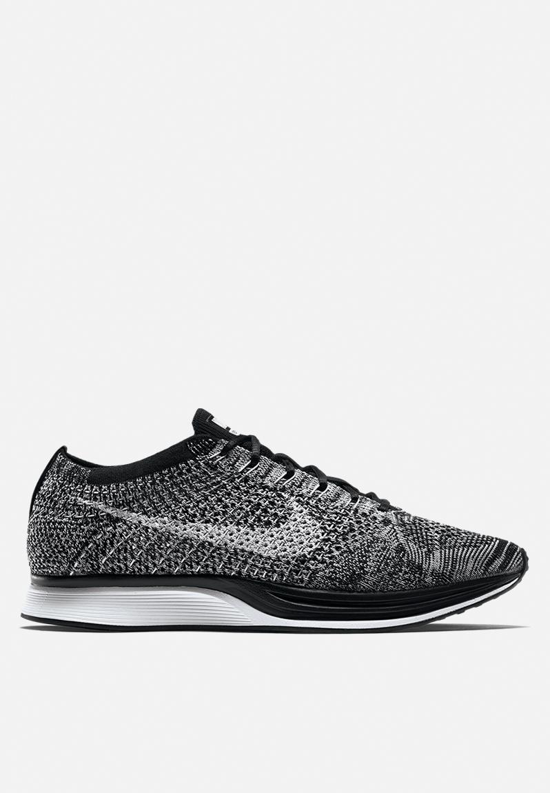 nike flyknit racer oreo