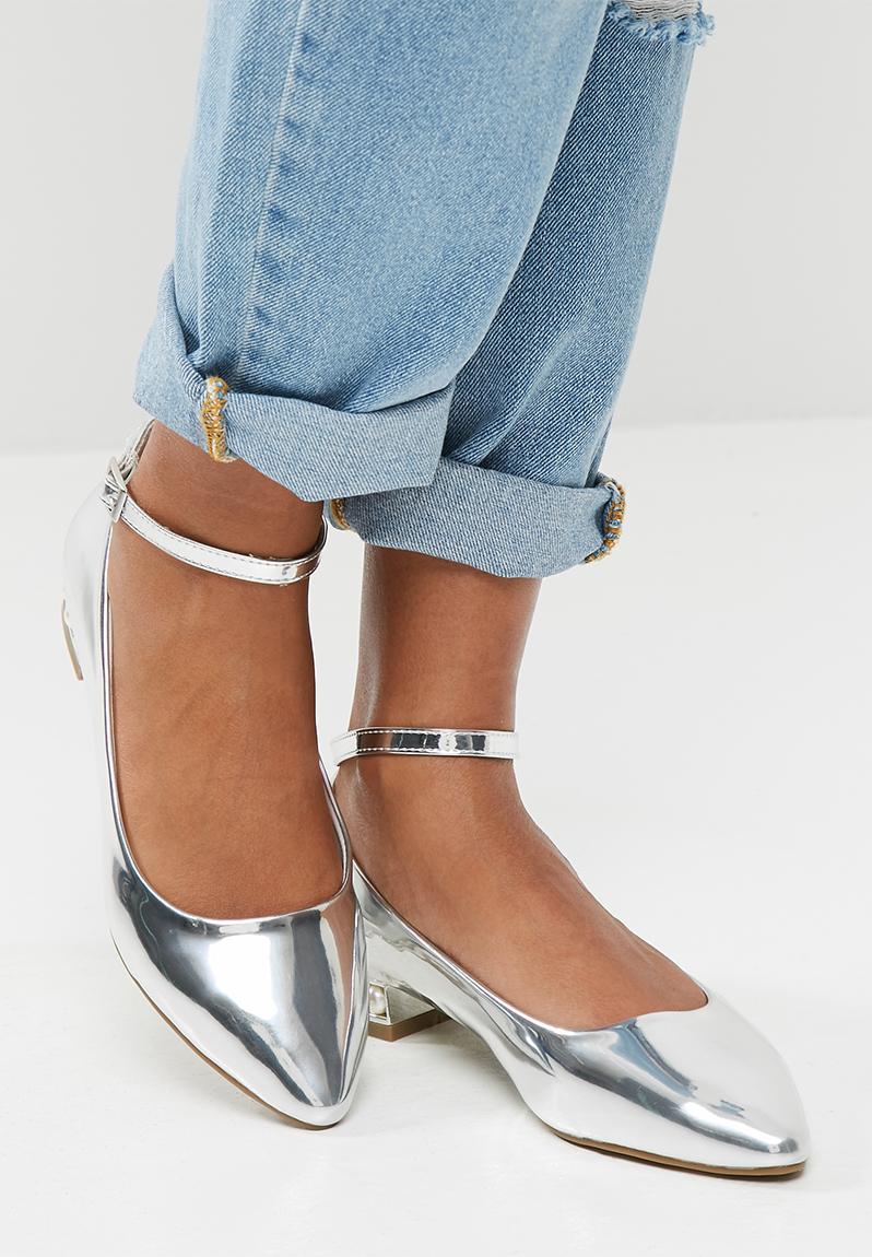 studded pumps flat