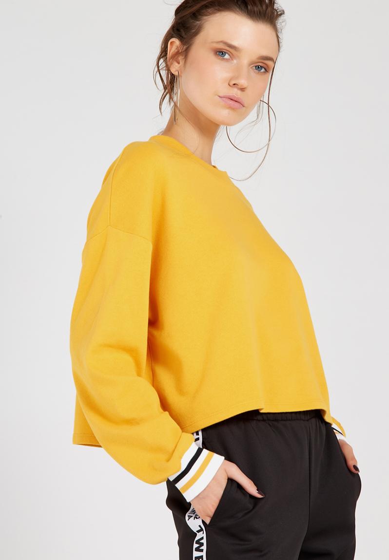 mustard sweat shirt