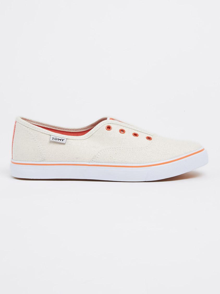 white canvas takkies