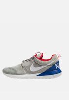 famous footwear nike roshe